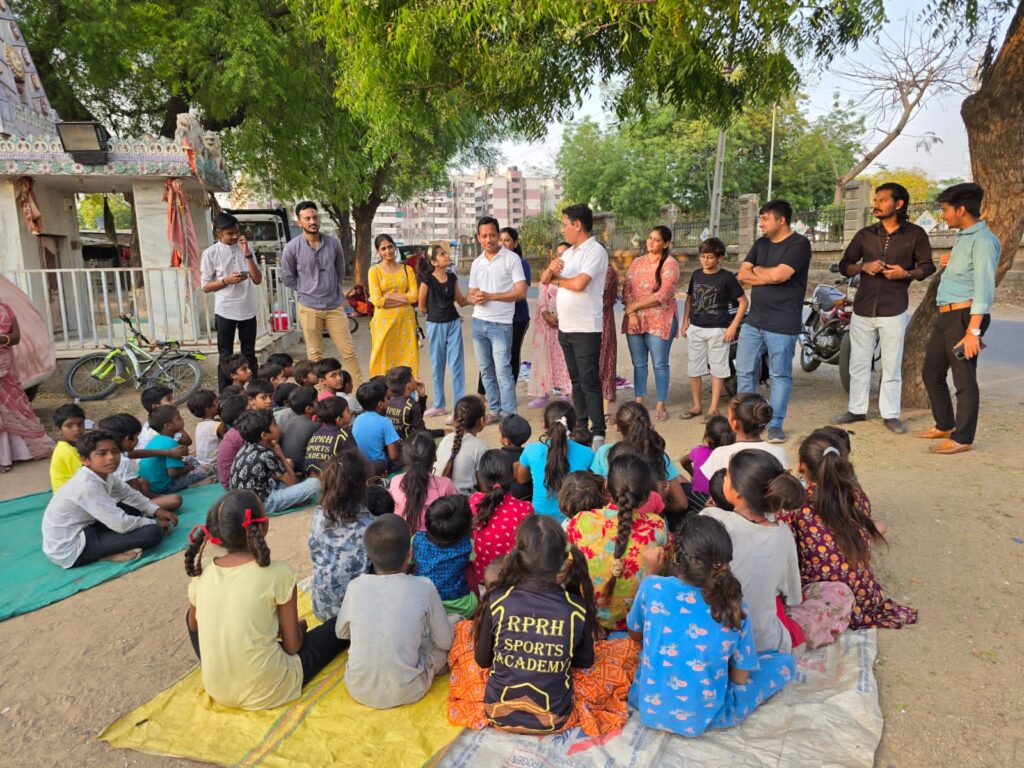 અમદાવાદના દાસ્તાન સર્કલ- રીંગ રોડ પાસે આવેલ વસાહતમાં ડ્રીમ ફાઉન્ડેશન દ્વારા મફત ચંપલનું વિતરણ કરવામાં આવ્યું