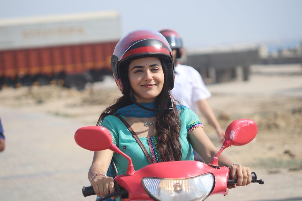 “આ વાર્તા ભાઈ બહેનના બંધનની સફર અને આપણા જીવનમાં સારથિ, માર્ગદર્શક પ્રકાશ હોવાના મહત્વને દર્શાવે છે”, કલર્સની ‘કૃષ્ણા મોહિની’માં કૃષ્ણાની ભૂમિકા ભજવતા દેબત્તમા સાહા કહે છે.